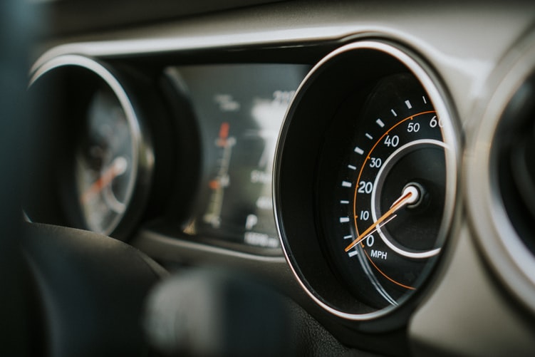Fungsi penting speedometer mobil adalah untuk aspek keamaanan dan kenyamanan berkendara. Sumber : unsplash.com