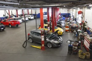 Bengkel mobil dengan zonasi ruang yang jelas, Sumber: cavcoach.co.uk